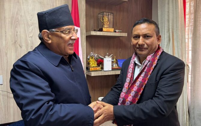 डा. मित्र परियार नेपाली कम्युनिस्ट पार्टीमा प्रवेश, प्रचण्डले गरे पार्टीमा स्वागत