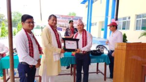 कैलारी गाउँपालिकाको भवन निर्माण तोकिएकै समयमा सम्पन्न निर्माण कम्पनीलाई सम्मान पत्र