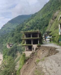 सिन्धुपाल्चोकको लिपिङमा पहिरो, अरनिको राजमार्गमा यातायात अवरुद्ध