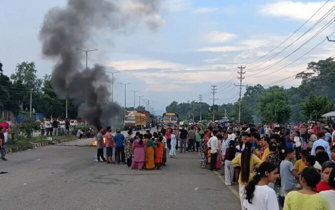 तीन वर्षीया गरिमा चौधरीको हत्यापछि वीरगञ्ज–पथलैया सडक अवरुद्ध