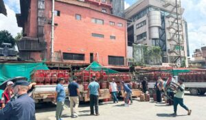 काठमाडौं उपत्यकाका पाँच स्थानबाट एलपी ग्यास वितरण, बिहानैदेखि उपभोक्ताको लामो लाइन