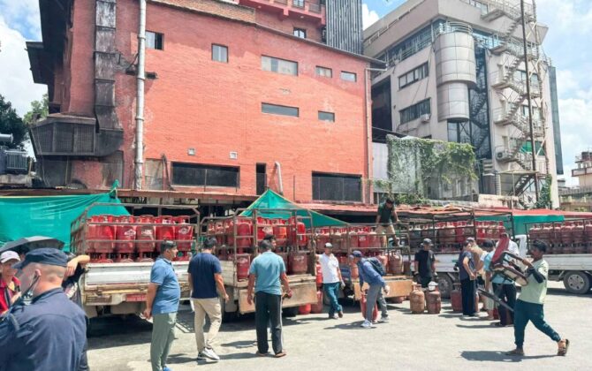 काठमाडौं उपत्यकाका पाँच स्थानबाट एलपी ग्यास वितरण, बिहानैदेखि उपभोक्ताको लामो लाइन