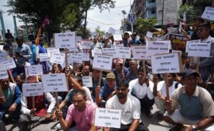 साना किसानको विस्थापन रोक्न माग गर्दै पोल्ट्री व्यवसायी सडकमा