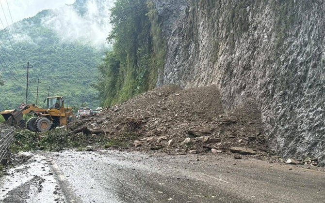 बाढीपहिरोले देशका मुख्य राजमार्ग अवरुद्ध, सडकमा यातायात प्रभावित