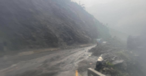 ढुंगा र लेदो खस्दा नारायणघाट–मुग्लिन सडकमा यातायात प्रभावित