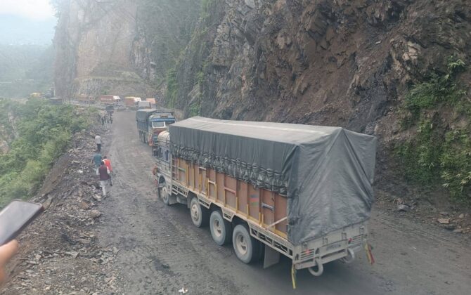 पहिरो पन्छिएपछि मुग्लिङ,नारायणगढ सडक सञ्चालनमा