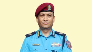 उद्योगीको घरमा प्रहरी छापापछि डिआइजी खनालले व्यवसायीसँग छलफल गर्दै