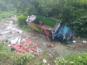 मकवानपुरमा तरकारी बोकेको ट्रक खोलामा खस्यो, एक जनाको मृत्यु