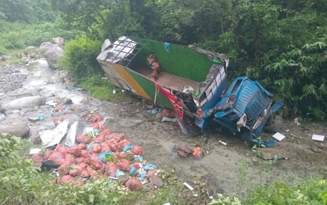 मकवानपुरमा तरकारी बोकेको ट्रक खोलामा खस्यो, एक जनाको मृत्यु