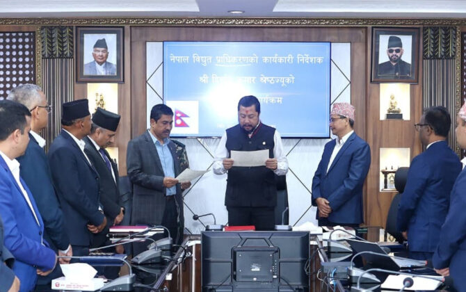 दीर्घायु कुमार श्रेष्ठले विद्युत प्राधिकरणको कार्यकारी निर्देशकको सपथ लिए