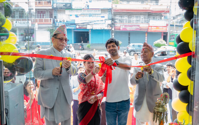 पोखरामा बिग डिजिटलको नयाँ स्टोर, उद्घाटनकै अवसरमा ग्राहकलाई विशेष उपहार