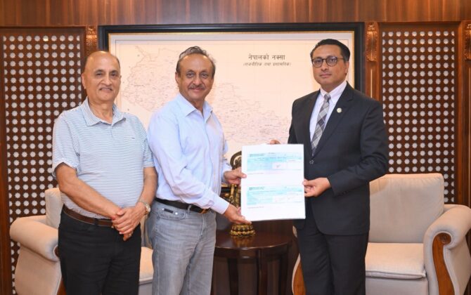 भोटेकोसी बाढीपीडितका लागि रिद्धि सिद्धि र सौर्य सिमेन्टको १ करोड १ लाख सहयोग