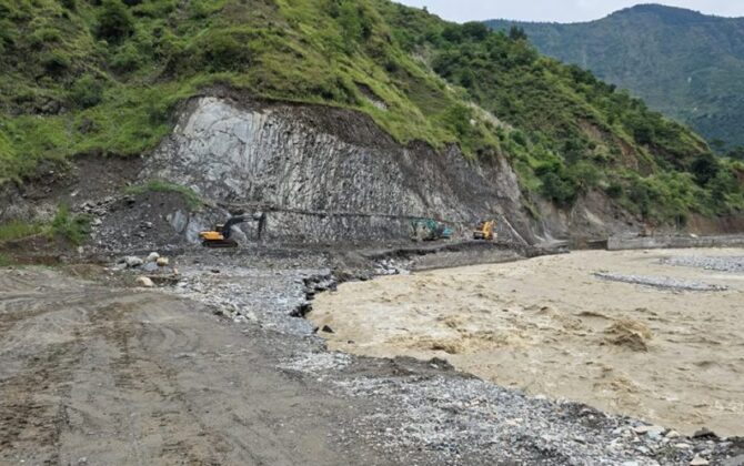 रोशी खोलाले बगाएको बीपी राजमार्गमा अस्थायी डाइभर्सन निर्माण सुरु