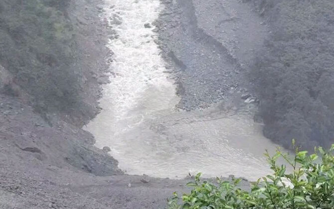 दार्चुलामा पहिरोले चमेलिया नदी आधा थुनियो, तटीय क्षेत्रमा सतर्क रहन आग्रह
