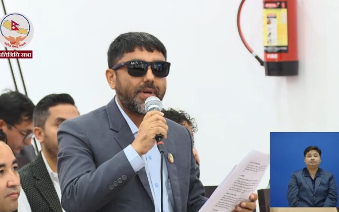 आँखामा समस्या भन्दै रास्वपा मुख्य सचेतक बुर्लाकोटी कालो चस्मा लगाएर संसदमा