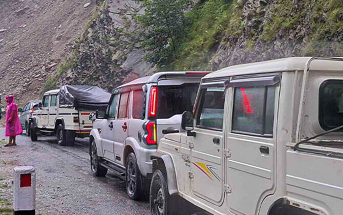हिमपहिरो र बाढीले गोरखा–धादिङ सडक अवरुद्ध